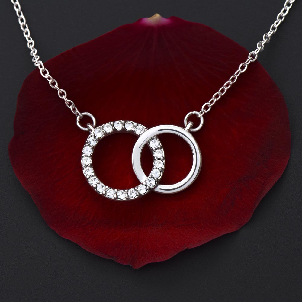 To My Beautiful Mom Love Gift - Luxury Joined Circles Necklace For Mother Day, Parent Day, Upcoming Birthday, Christmas or any Special Occasion.